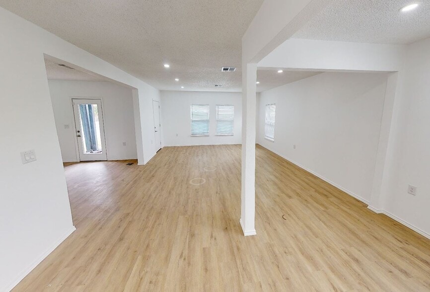 More Photos Of 2211 E 12th St, Austin General Retail For Lease