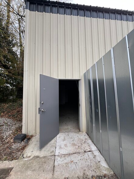 More Photos Of 526-530 Lyle Cir, Lawrenceville Light Manufacturing For Sale