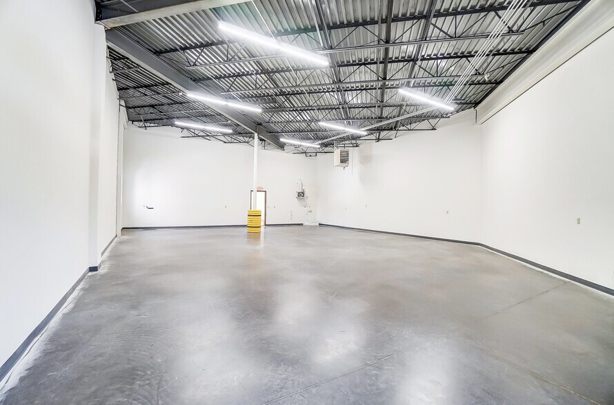 More Photos Of 1740 Thomas Paine Pky, Dayton Warehouse For Lease