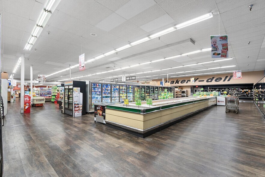 More Photos Of 2330 Menasha Ave, Manitowoc Supermarket For Sale