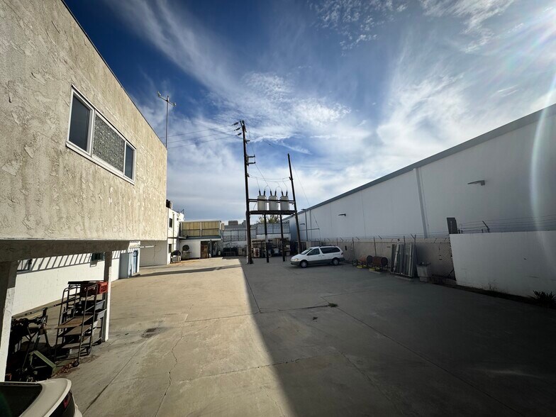 More Photos Of 15954-15958 Arminta St, Van Nuys Warehouse For Sale