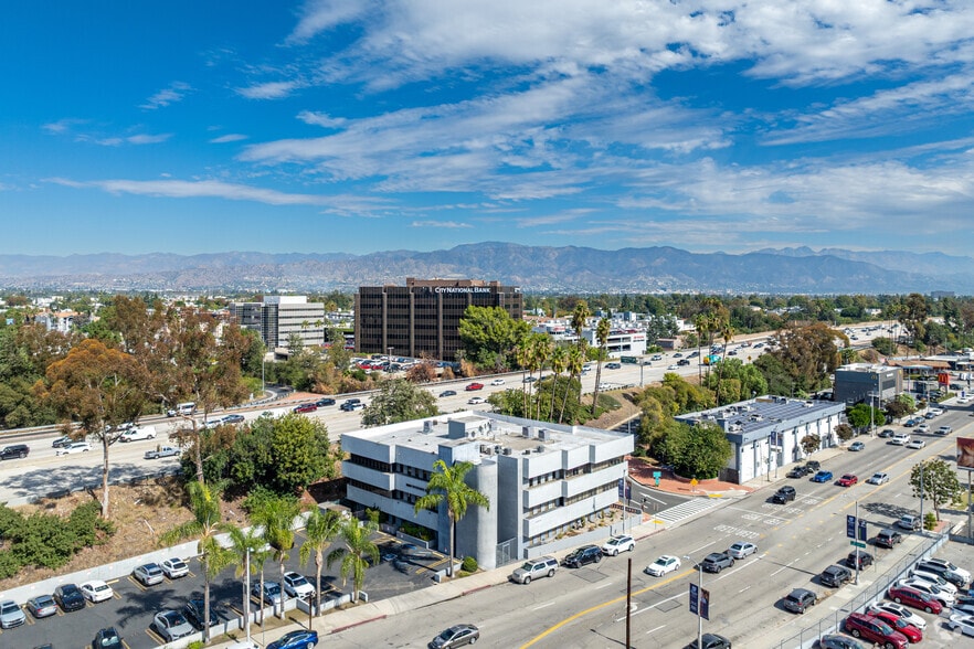 More Photos Of 10999 Riverside Dr, North Hollywood Loft Creative Space For Lease