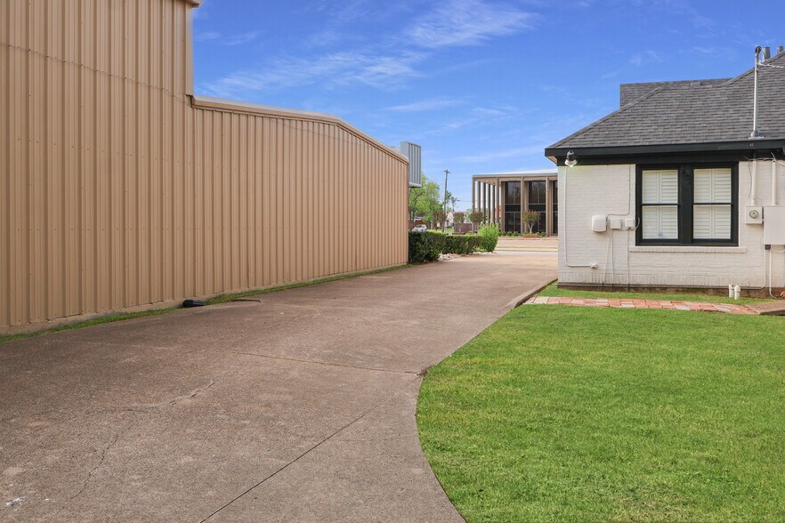 More Photos Of 1205 Main St, Garland Office For Lease