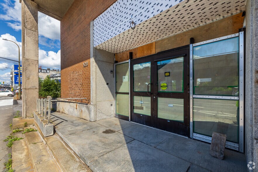 More Photos Of 300 Boul Crémazie E, Montréal Office For Sale