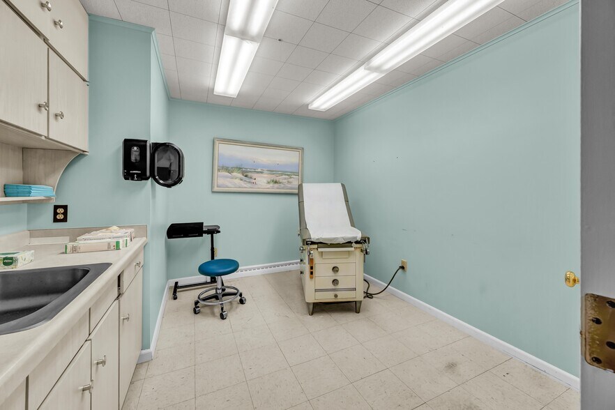 More Photos Of 172 Mount Pleasant Rd, Newtown Medical For Lease