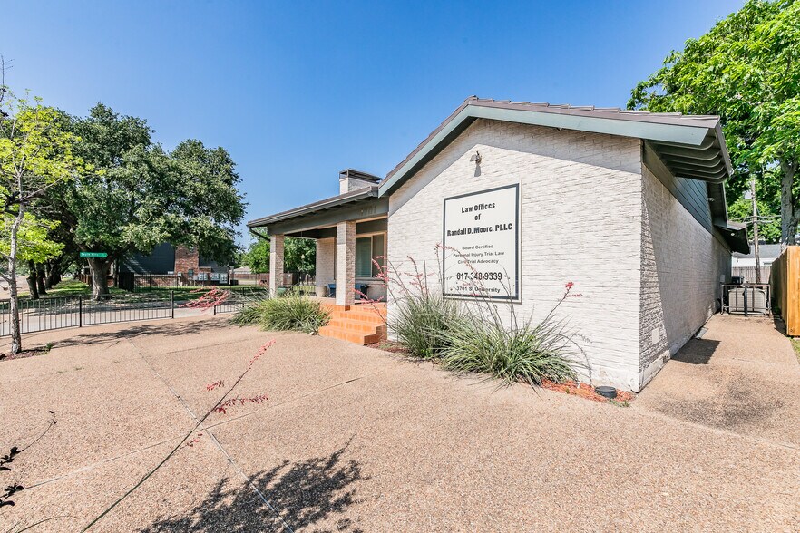 More Photos Of 3701 S University, Fort Worth Office For Sale