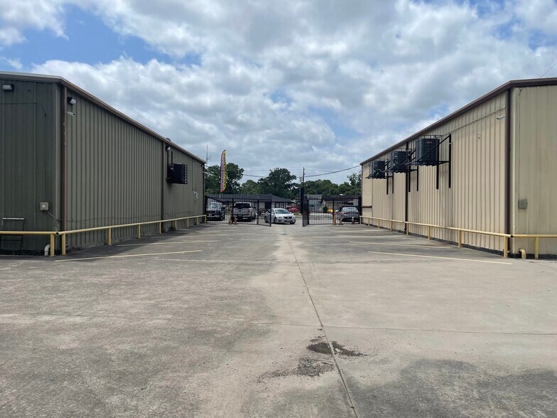 More Photos Of 461 W Gulf Bank Rd, Houston General Retail For Lease