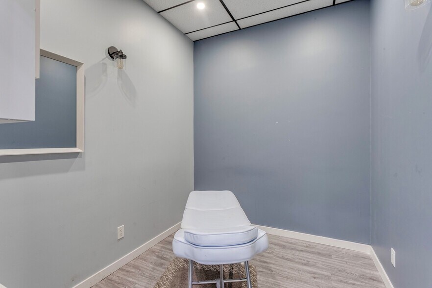 More Photos Of 3739 8 Ave SW, Edmonton Storefront For Sale