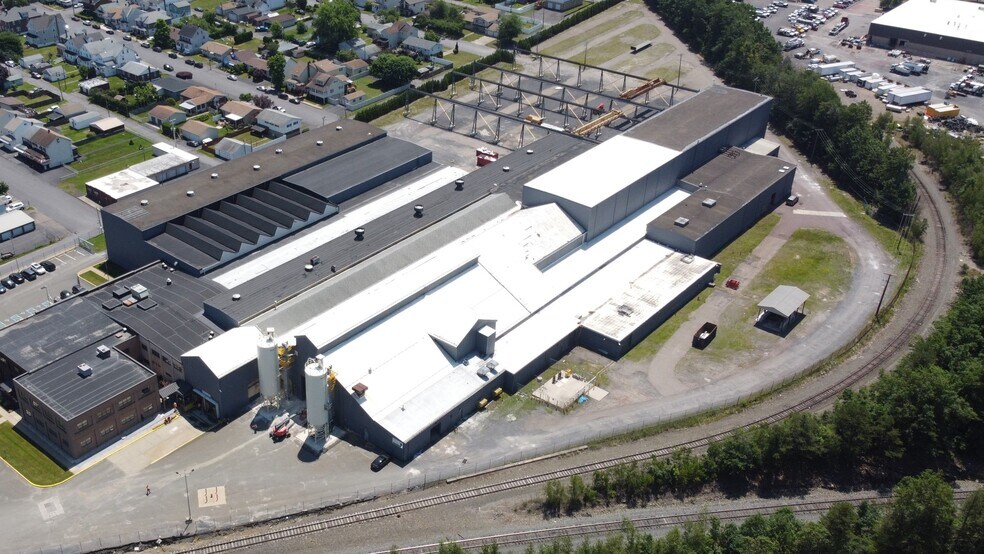 More Photos Of 101 Carleton Ave, Hazleton Manufacturing For Lease