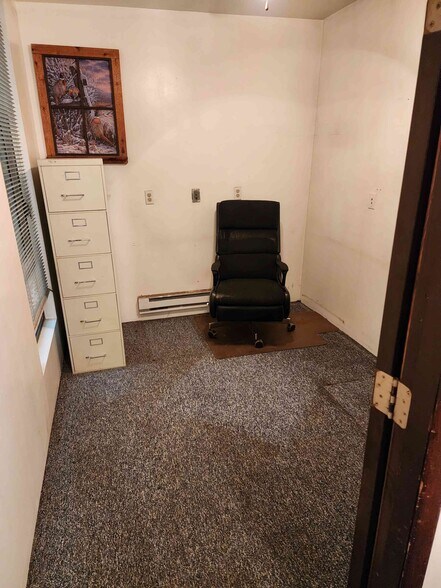 More Photos Of 2384 W 23rd St, Bellaire Warehouse For Sale