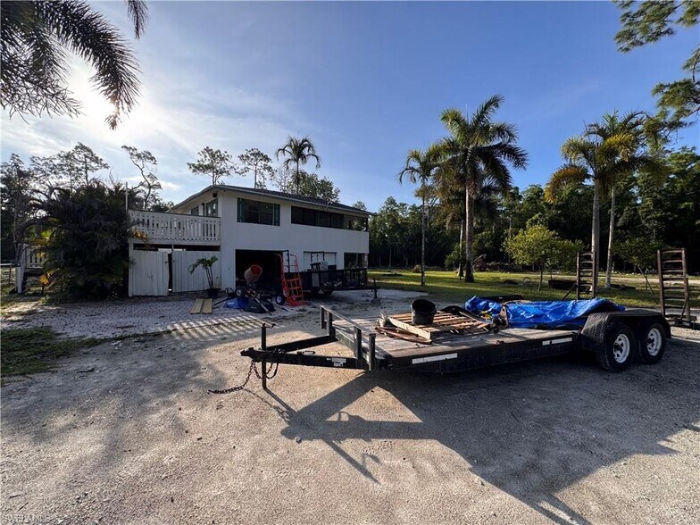 More Photos Of 1825 Washburn Ave, Naples Showroom For Lease