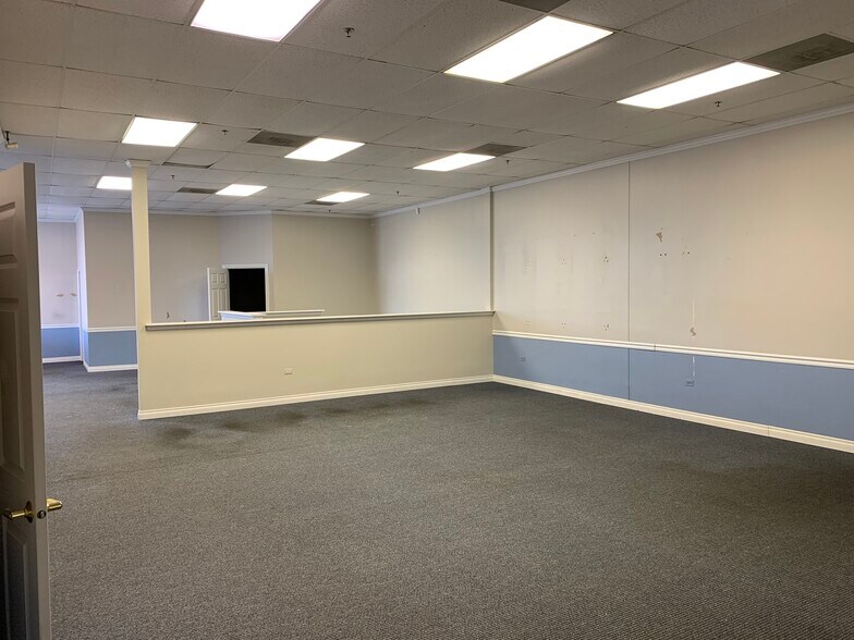More Photos Of 546-584 S Randall Rd, Saint Charles Unknown For Lease