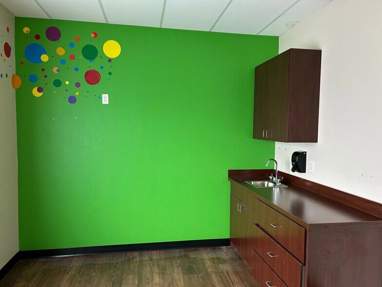 More Photos Of 247-257 S Coltrane Rd, Edmond General Retail For Lease