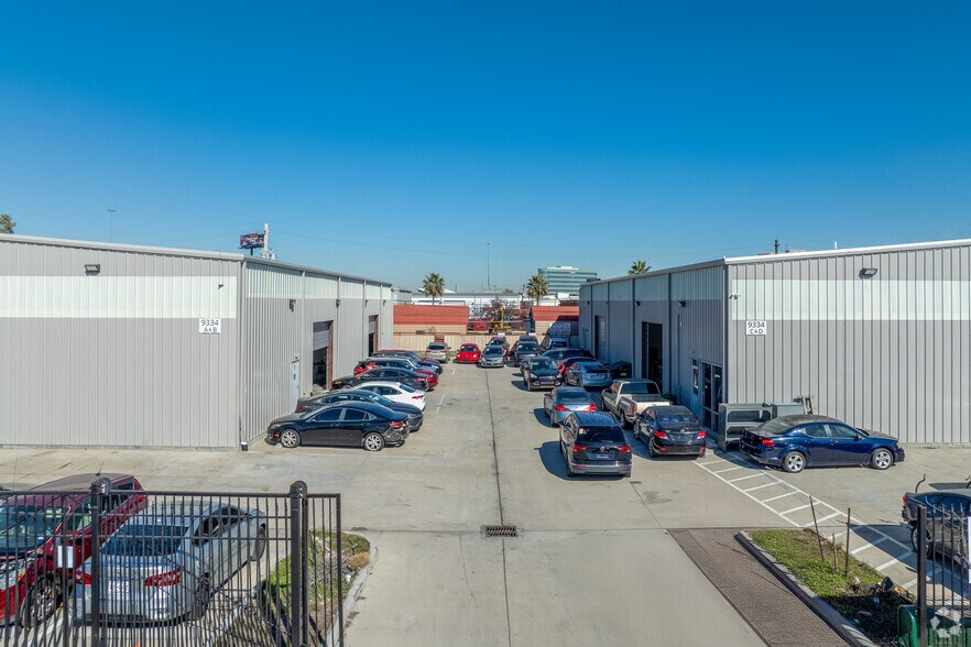 More Photos Of 9334 Ronda Ln, Houston Industrial For Lease