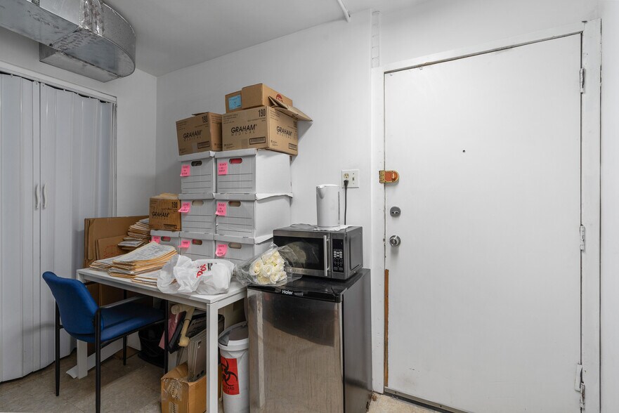 More Photos Of 3100 S Oak Park Ave, Berwyn Office For Sale