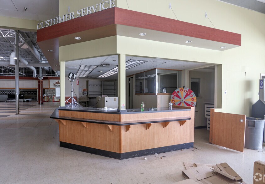 More Photos Of 11625 Fox Rd, Indianapolis Supermarket For Lease