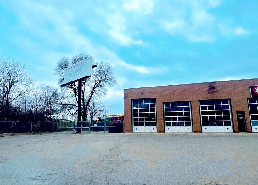 More Photos Of 1810 Wilson Ave, Toronto Auto Repair For Lease