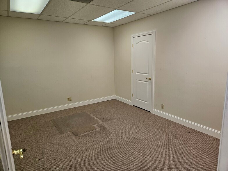 More Photos Of 4900 Shamrock Dr, Evansville Office For Lease