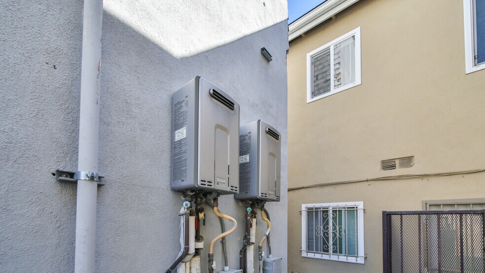 More Photos Of 702 W 30th St, Los Angeles Apartments For Sale