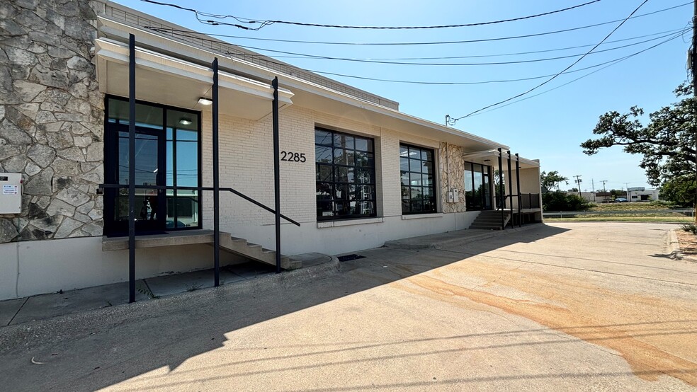 Primary Photo Of 2285 Vantage St, Dallas Light Manufacturing For Lease