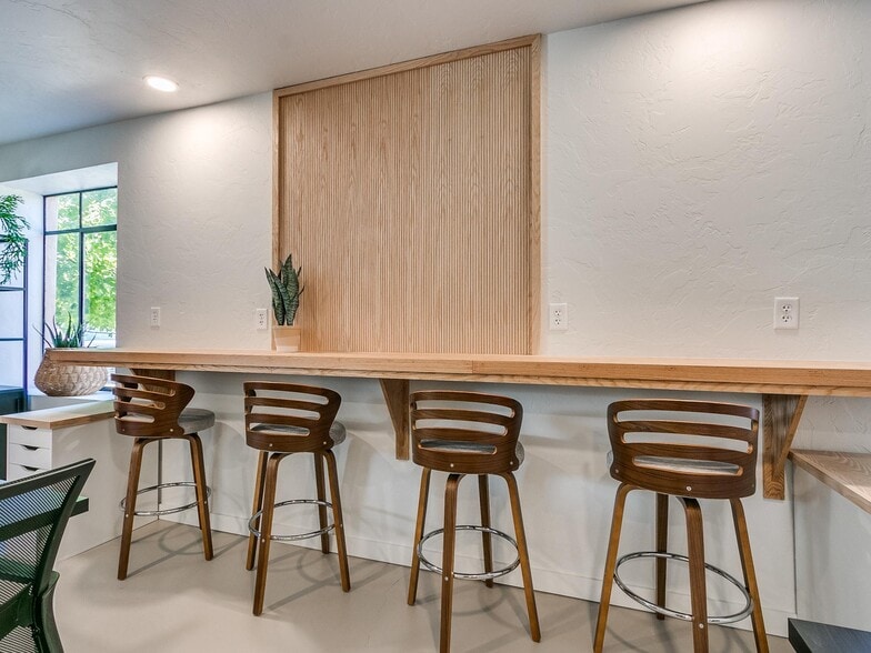 More Photos Of 527 E Main St, Norman Storefront For Lease