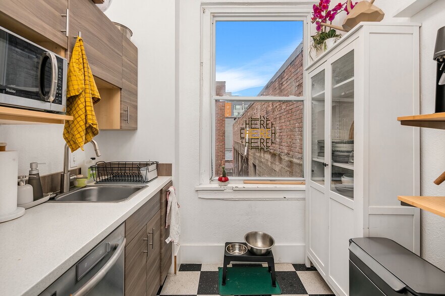 More Photos Of 824 E Pike St, Seattle Storefront Retail Office For Sale