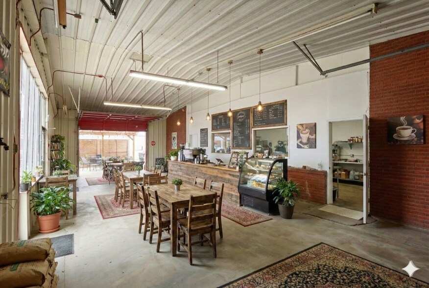 More Photos Of 500 W 2nd St, Taylor Freestanding For Sale