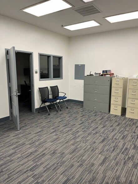 More Photos Of 1300 Chase Ave, Elk Grove Village Light Manufacturing For Sale
