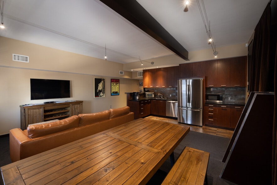 More Photos Of 5102 Vineland Ave, North Hollywood Movie Radio TVStudio For Sale