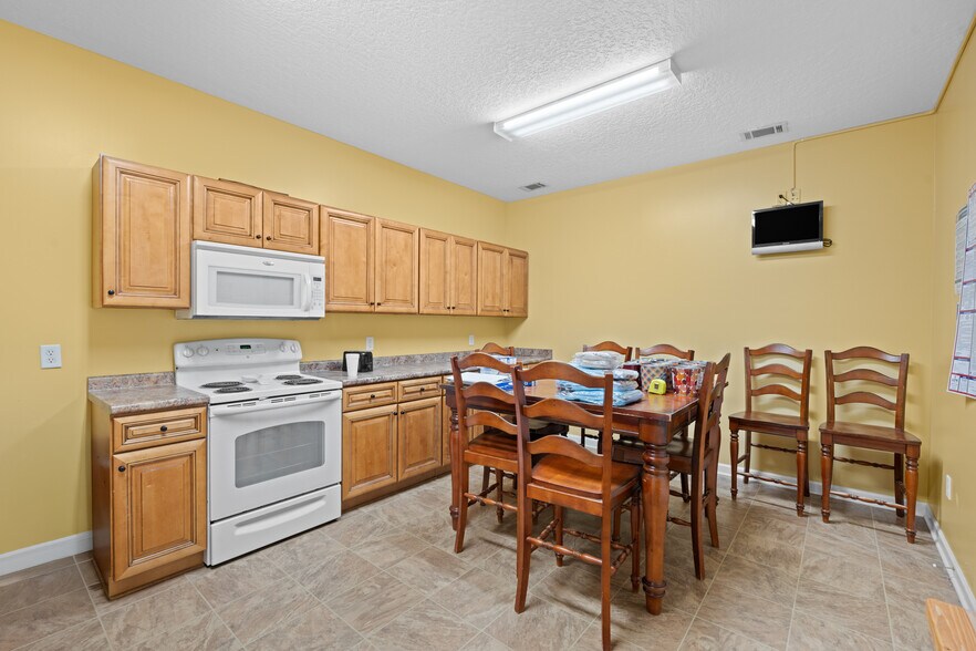 More Photos Of 1135 E. Hiawatha st, Metter Office For Sale