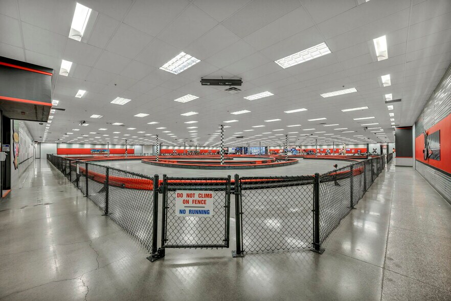 More Photos Of 6895 Sierra Center Pky, Reno Department Store For Lease