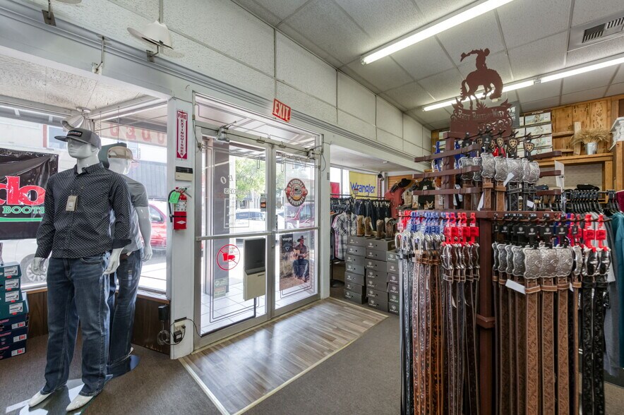 More Photos Of 101 N L St, Dinuba Storefront For Sale