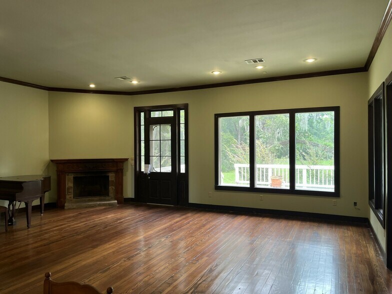 More Photos Of 1862 LA-22, Madisonville Specialty For Sale