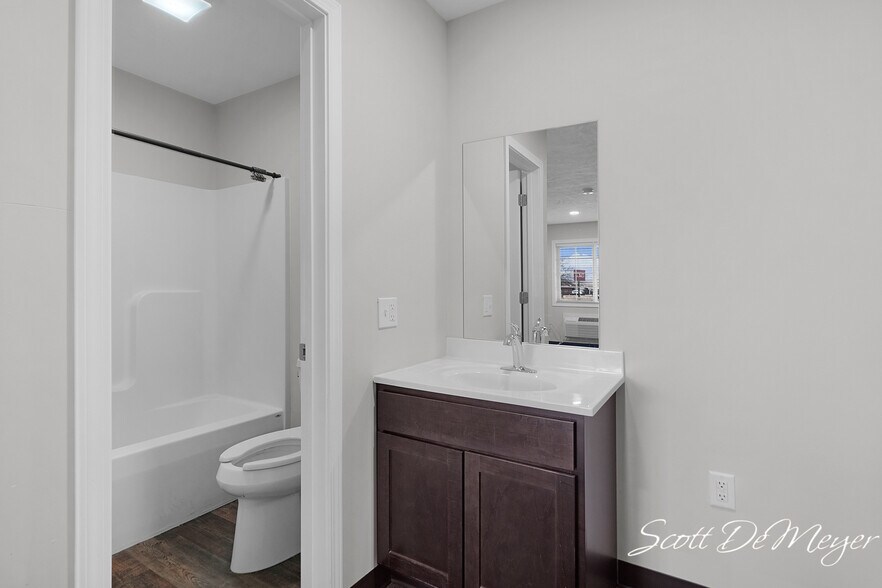 More Photos Of 109 S Greenville West Dr, Greenville Light Manufacturing For Sale