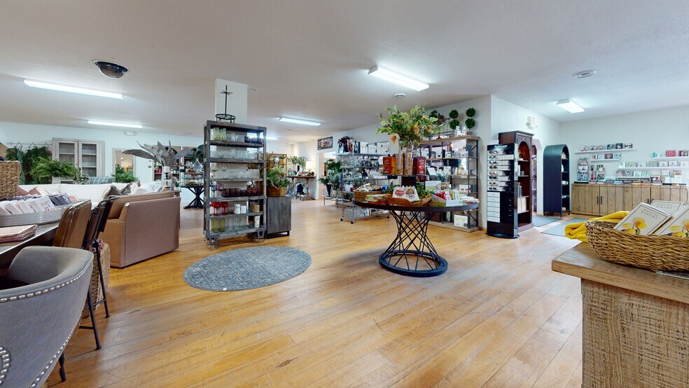 More Photos Of 225 SE 21st St, Grand Rapids Storefront Retail Office For Sale