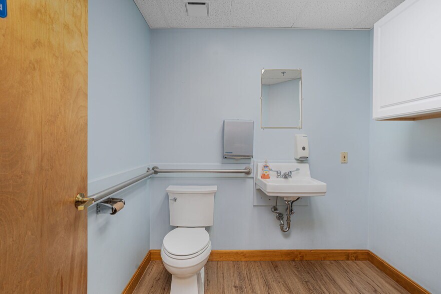 More Photos Of 24 Salt Pond Rd, Wakefield Medical For Sale