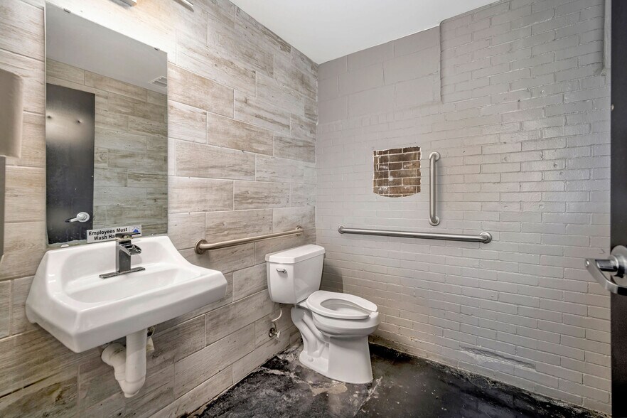 More Photos Of 331 E 13th St, Cincinnati Bar For Sale