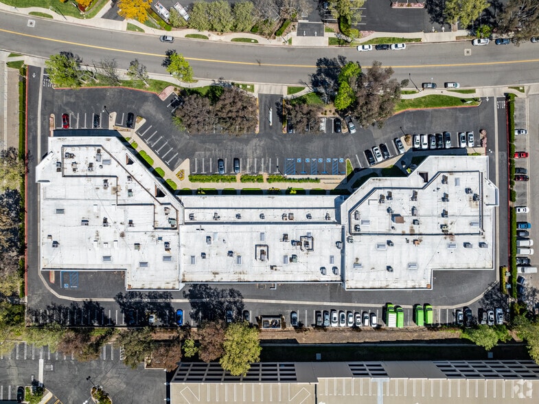 More Photos Of 21250 Califa St, Woodland Hills Research And Development For Lease