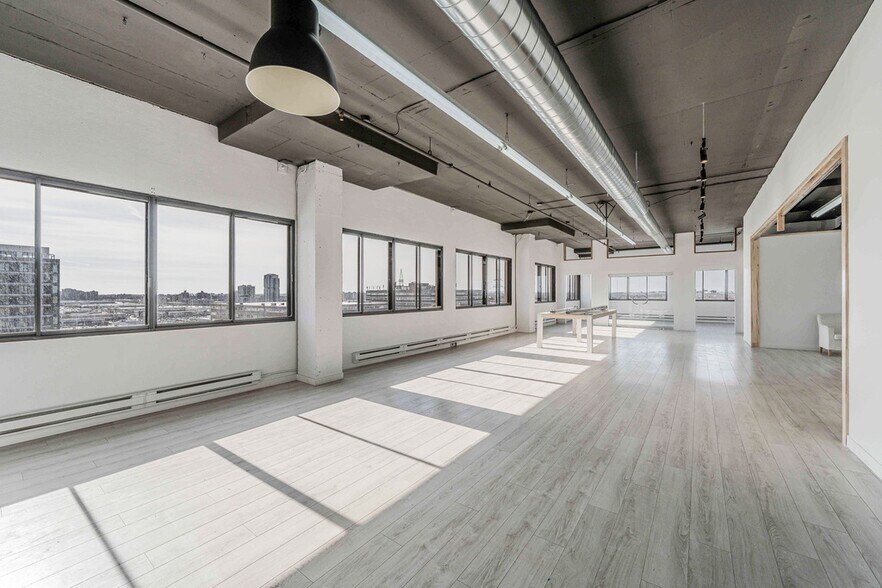 More Photos Of 323-355 Rue Chabanel O, Montréal Office For Lease