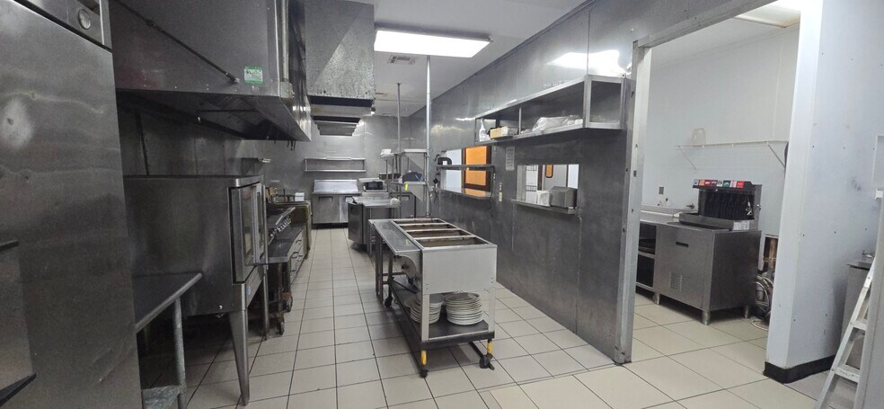 More Photos Of 1401 Texas 16, Graham Restaurant For Sale