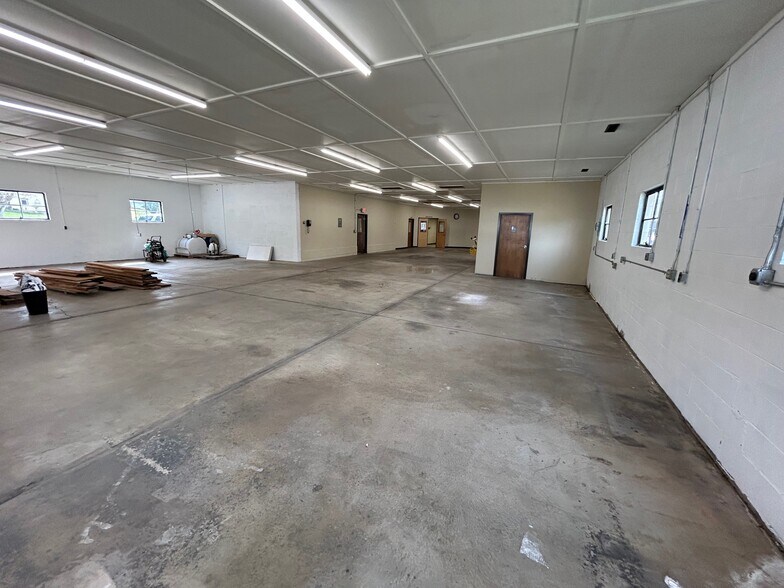 More Photos Of 101 Rathbone Rd, Marietta Flex For Sale