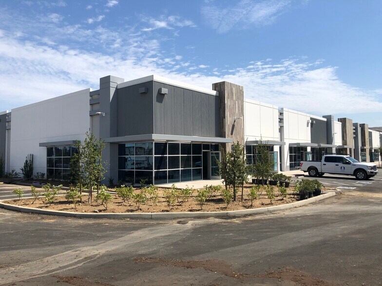 More Photos Of 17 Longitude Way, Corona Unknown For Lease