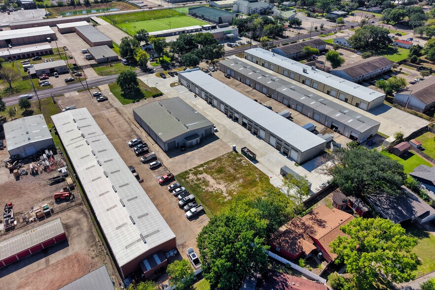 More Photos Of 5342 5th St, Katy Freestanding For Lease