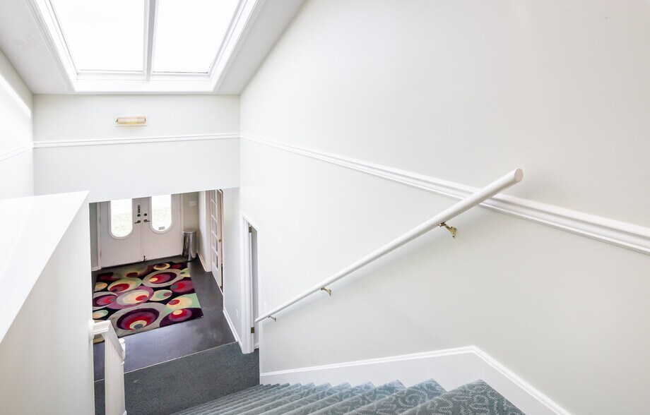 More Photos Of 8101 Warwick Ave, Louisville Office For Sale