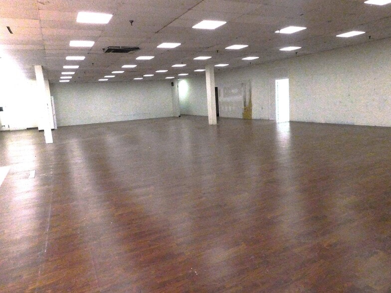 More Photos Of 2413-2419 W Jefferson St, Joliet Freestanding For Lease