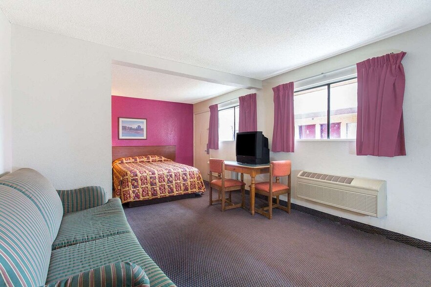 More Photos Of 1624 N Black Canyon Hwy, Phoenix Hotel For Sale