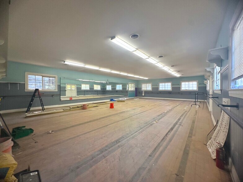 More Photos Of 2212 Lincoln St, Savannah Flex For Lease
