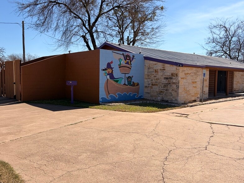 More Photos Of 515 W Bridge St, Granbury Freestanding For Lease