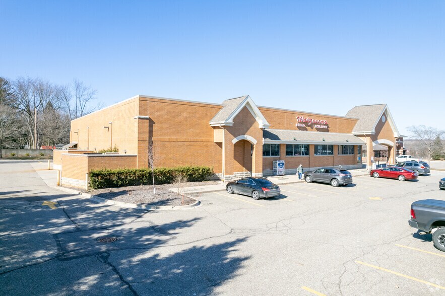 More Photos Of 140 S Milford Rd, Milford Drugstore For Lease