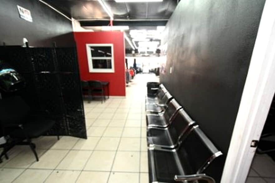 More Photos Of 2711 N Pine Hills Rd, Orlando Storefront For Sale
